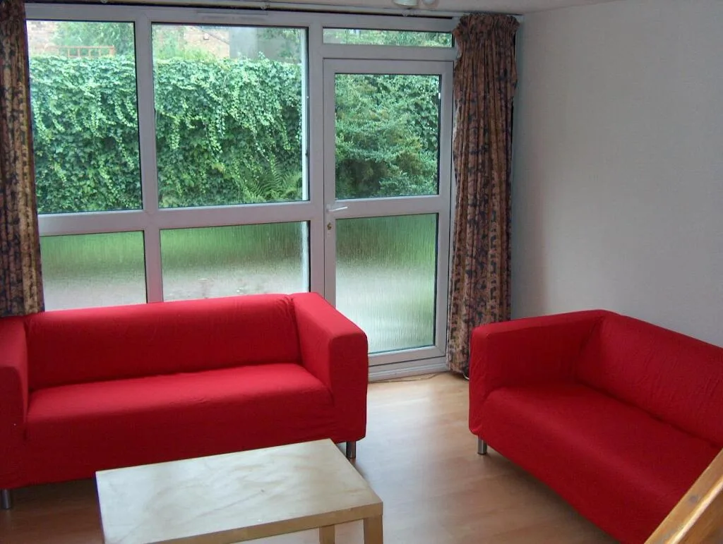 5 bedroom semi-detached house for rent