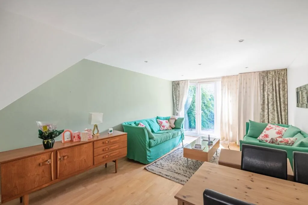2 bedroom maisonette for rent