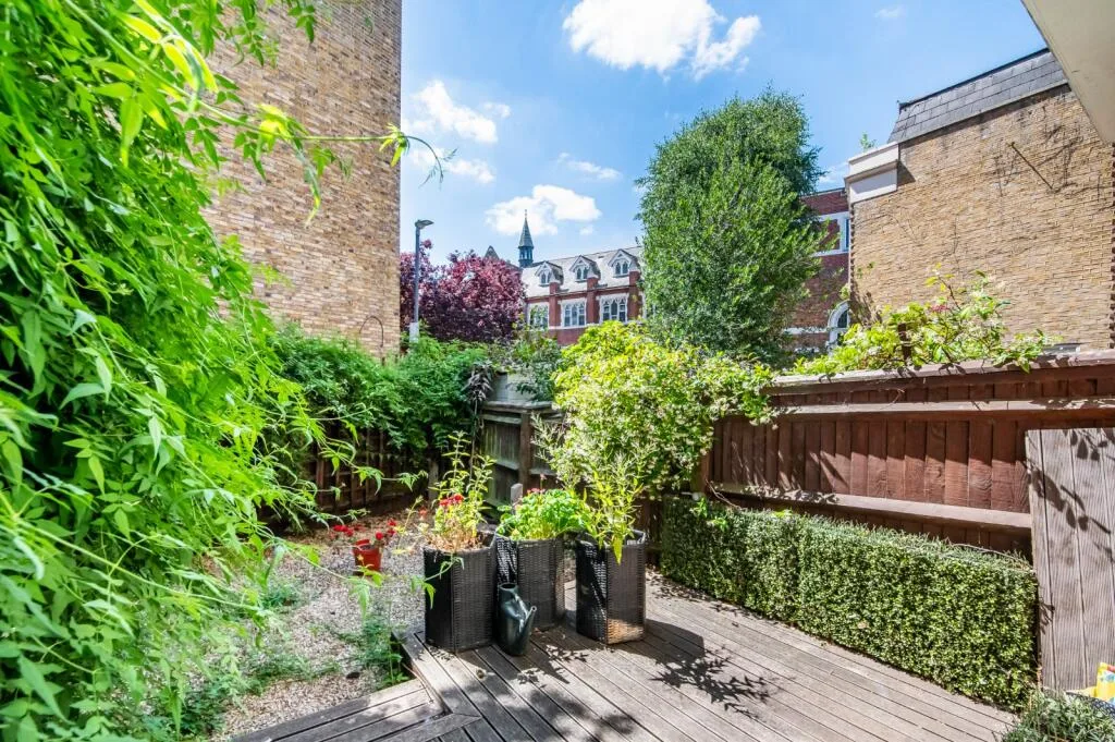 2 bedroom maisonette for rent