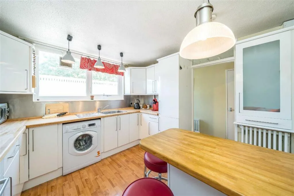 3 bedroom maisonette for rent