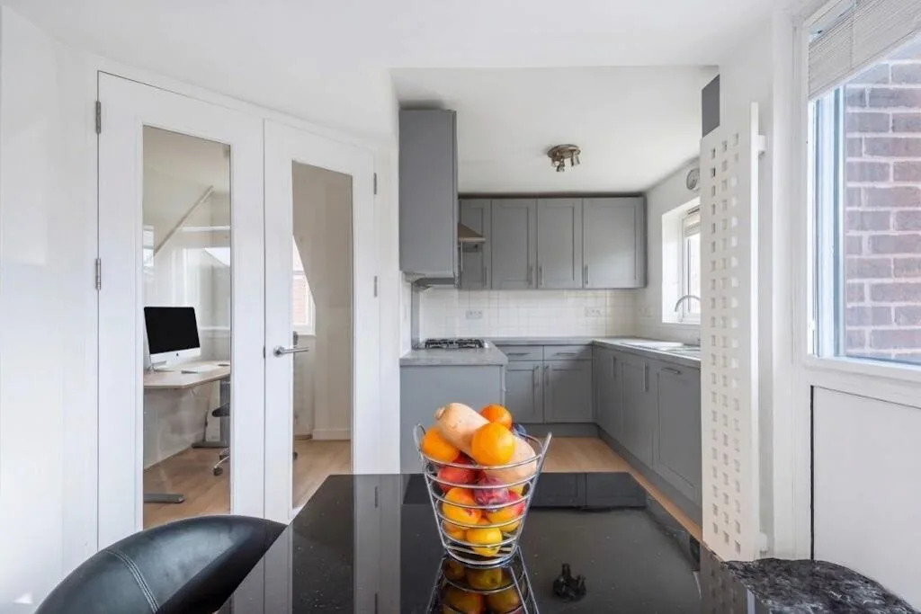 5 bedroom detached house for rent
