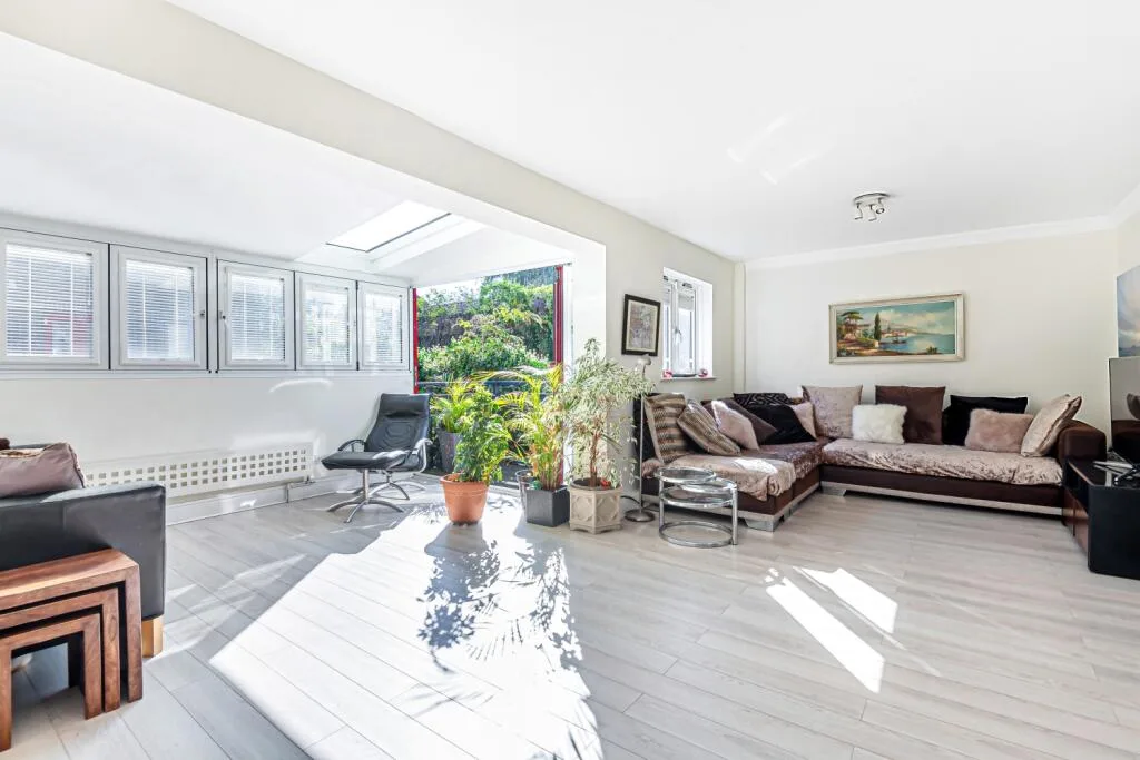5 bedroom detached house for rent