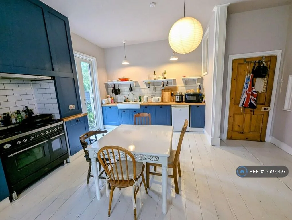 6 bedroom semi-detached house for rent