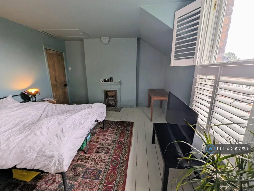 6 bedroom semi-detached house for rent