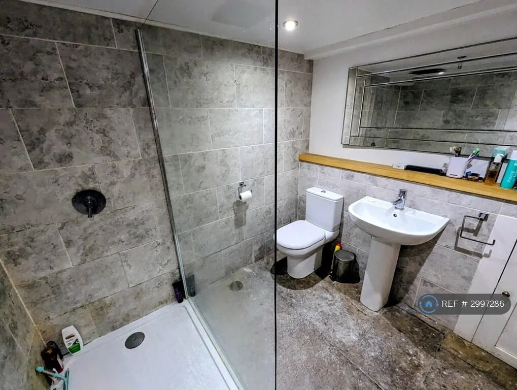 6 bedroom semi-detached house for rent