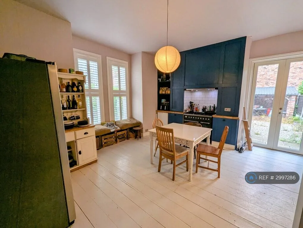 6 bedroom semi-detached house for rent
