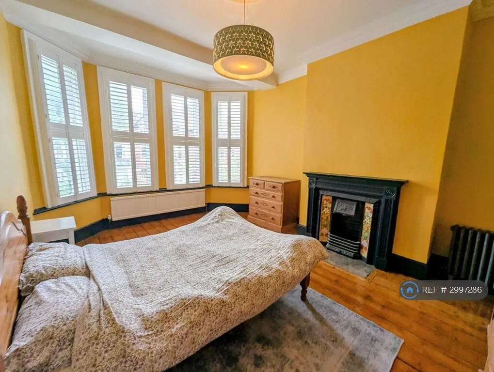 6 bedroom semi-detached house for rent