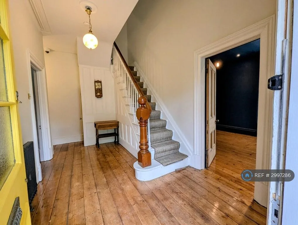 6 bedroom semi-detached house for rent