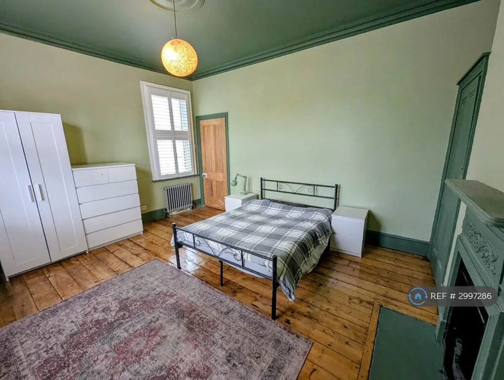 6 bedroom semi-detached house for rent