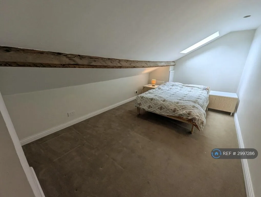 6 bedroom semi-detached house for rent