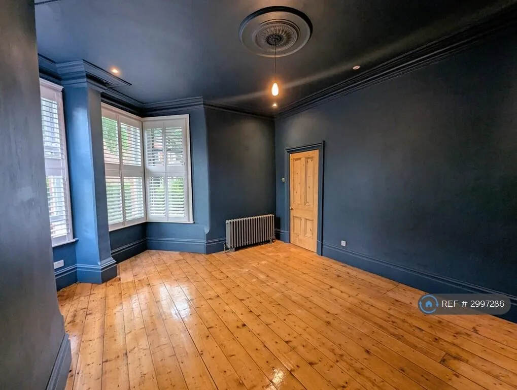 6 bedroom semi-detached house for rent