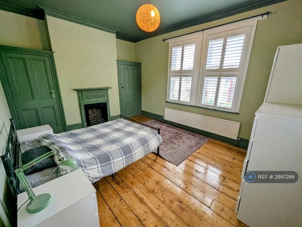6 bedroom semi-detached house for rent