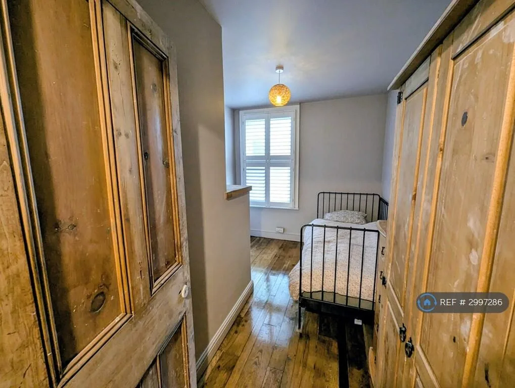 6 bedroom semi-detached house for rent