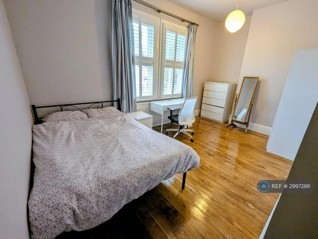 6 bedroom semi-detached house for rent