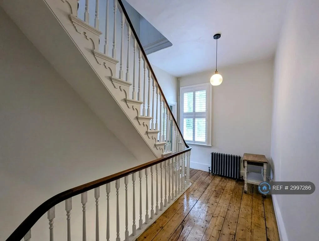 6 bedroom semi-detached house for rent