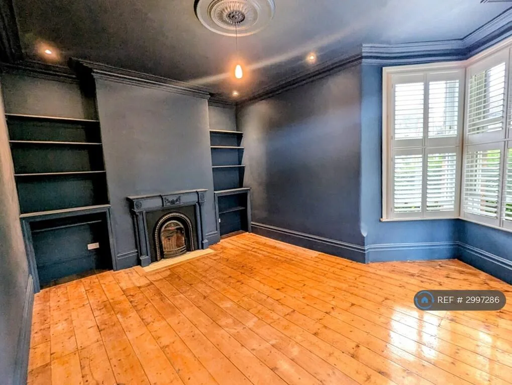 6 bedroom semi-detached house for rent