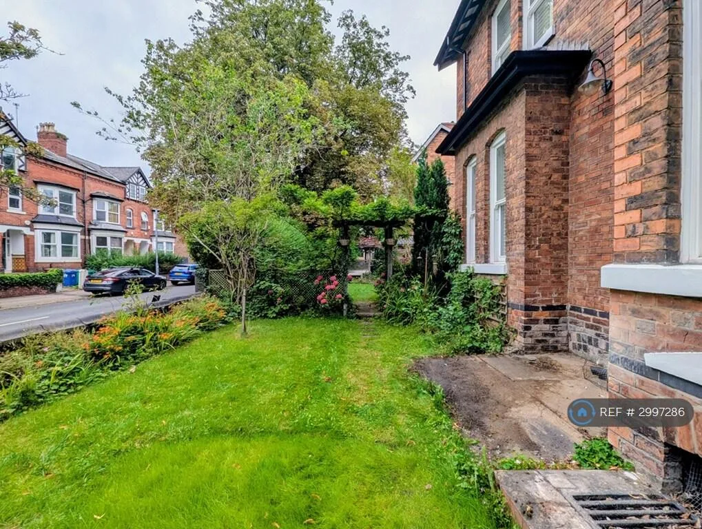 6 bedroom semi-detached house for rent