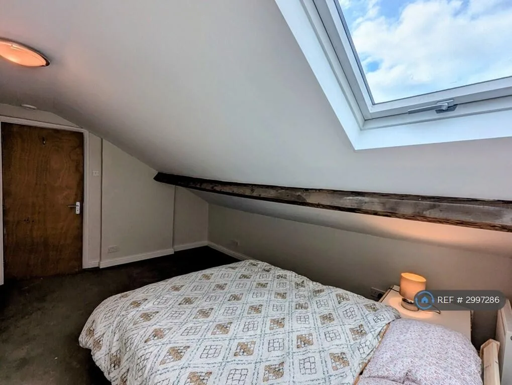 6 bedroom semi-detached house for rent