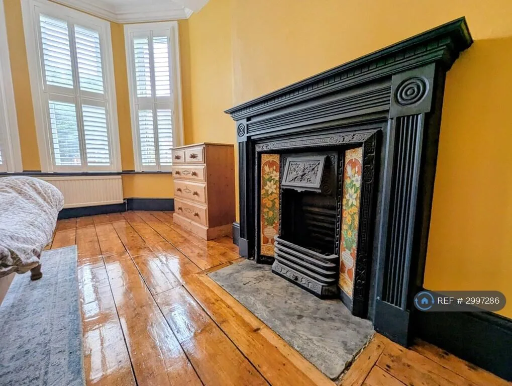 6 bedroom semi-detached house for rent