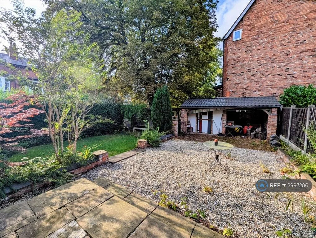 6 bedroom semi-detached house for rent
