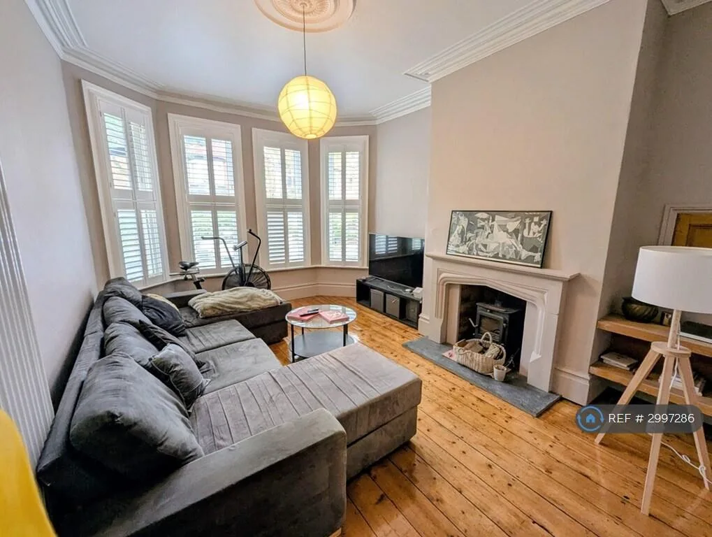 6 bedroom semi-detached house for rent