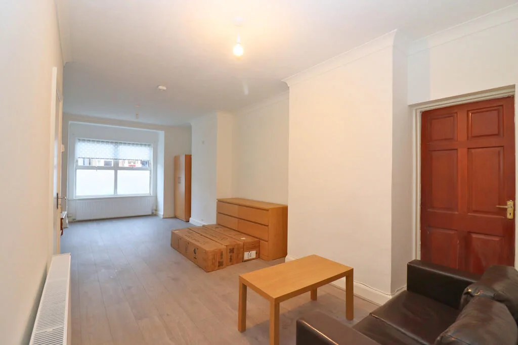 6 bedroom detached house for rent