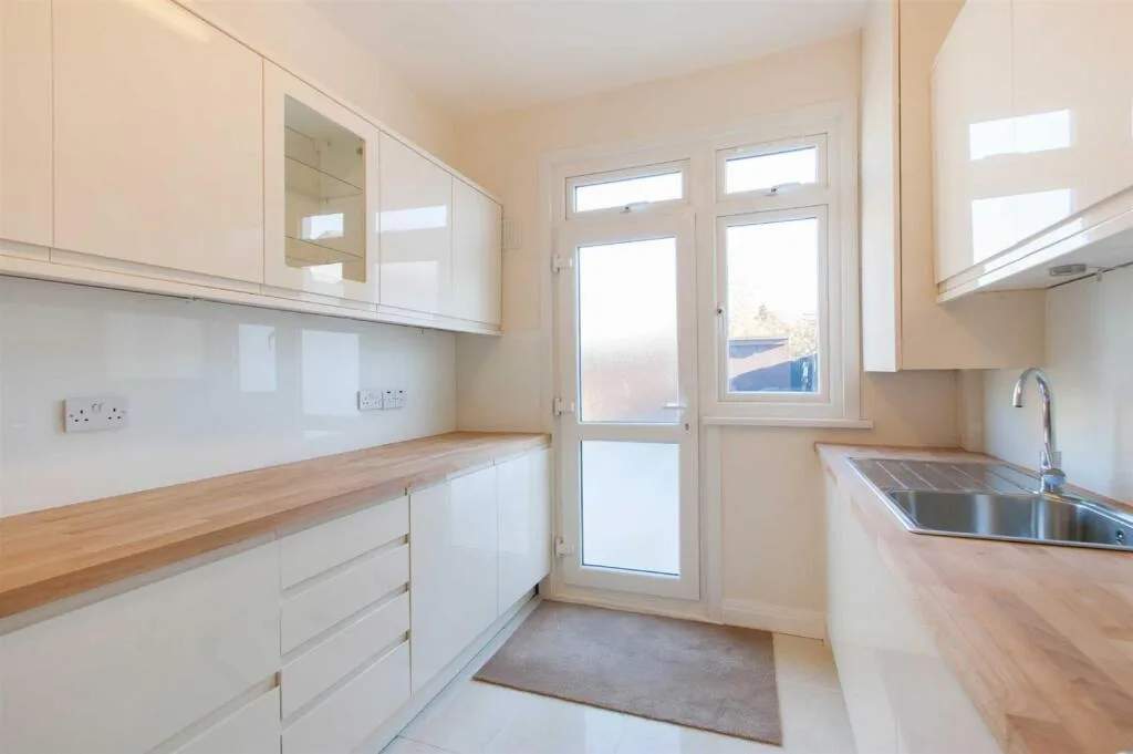 4 bedroom semi-detached house for rent