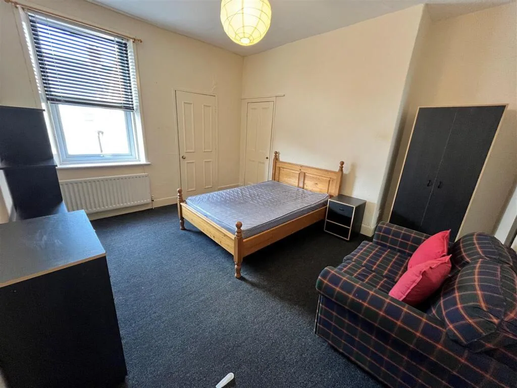 5 bedroom terraced house for rent