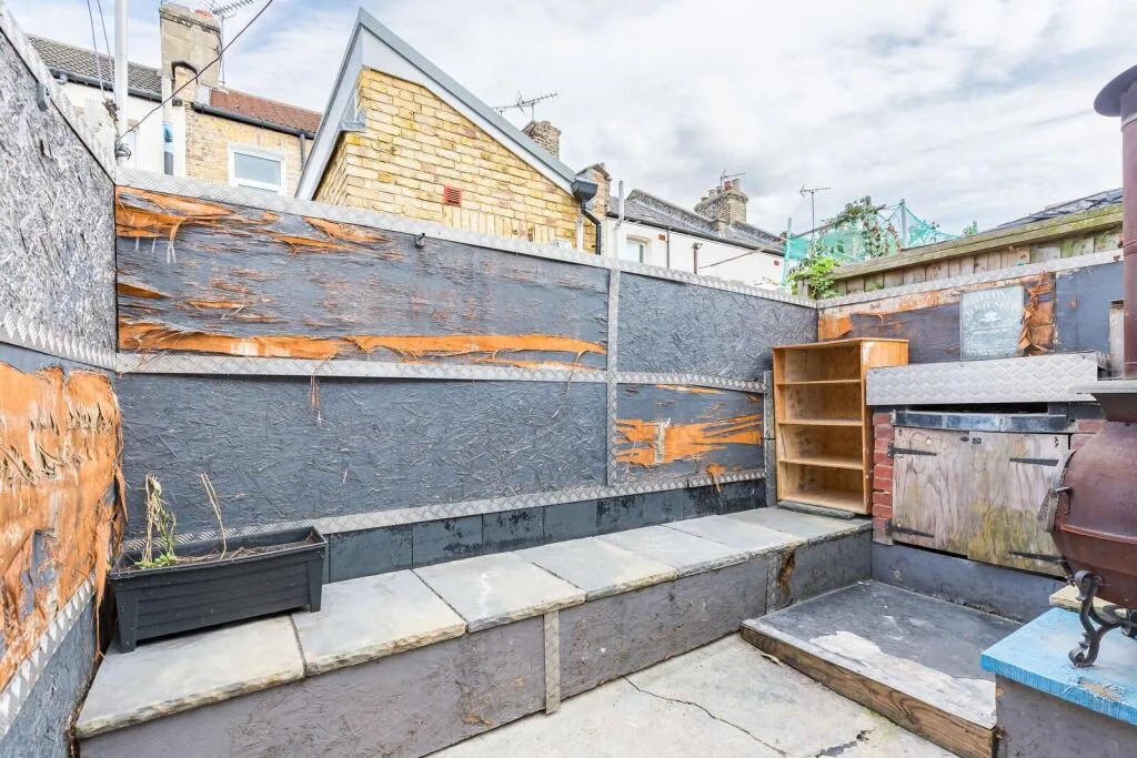 2 bedroom maisonette for rent