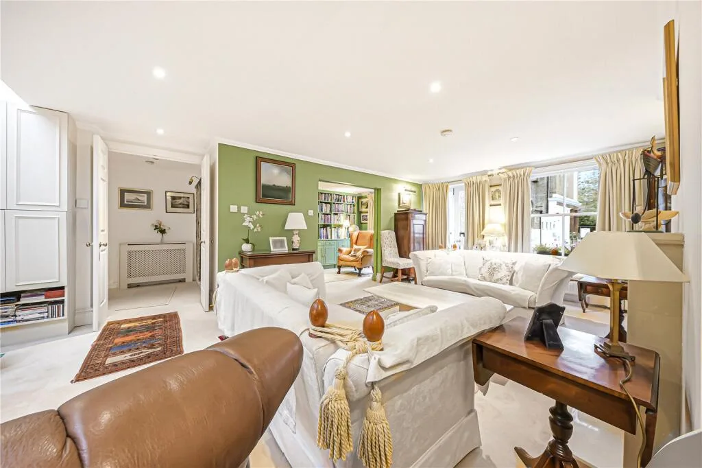 3 bedroom mews property for rent