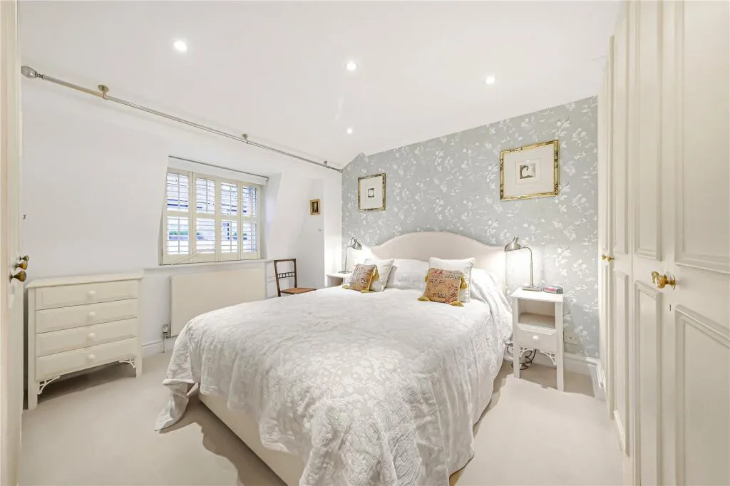 3 bedroom mews property for rent