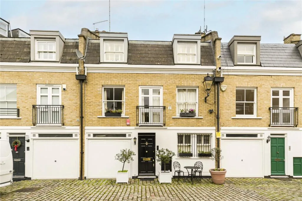 3 bedroom mews property for rent