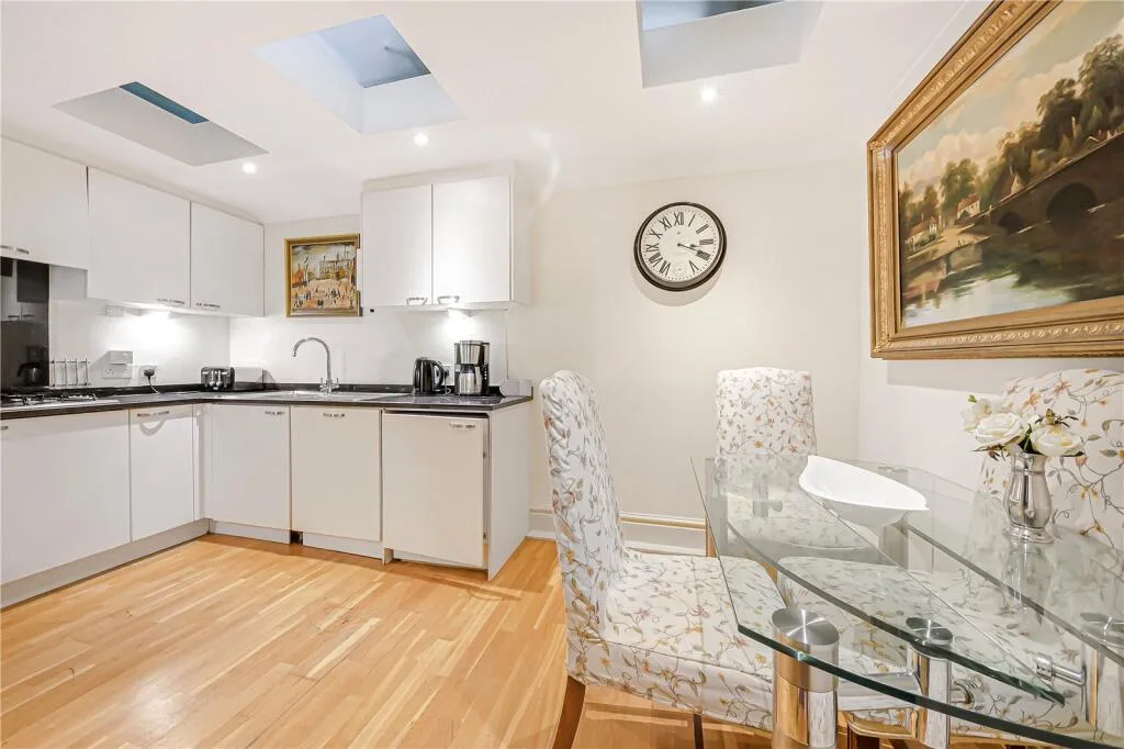 3 bedroom mews property for rent