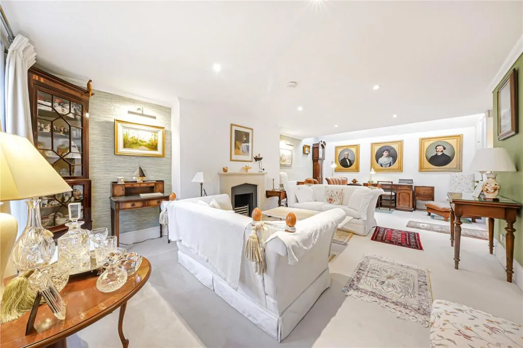 3 bedroom mews property for rent