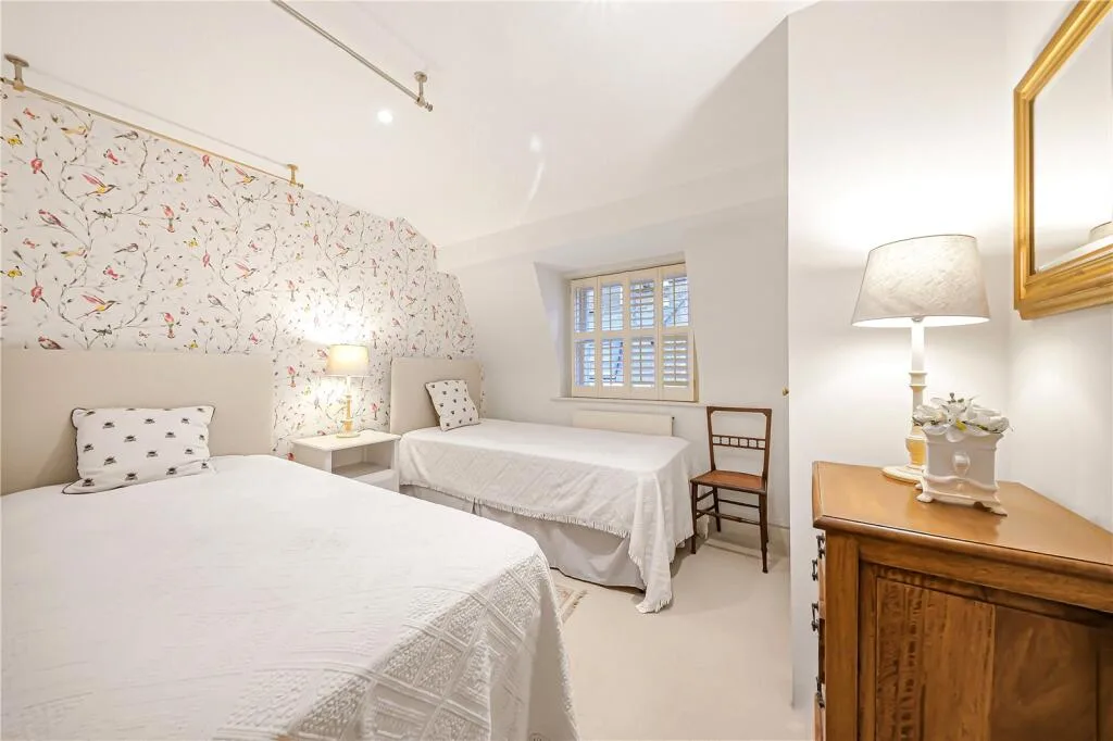 3 bedroom mews property for rent