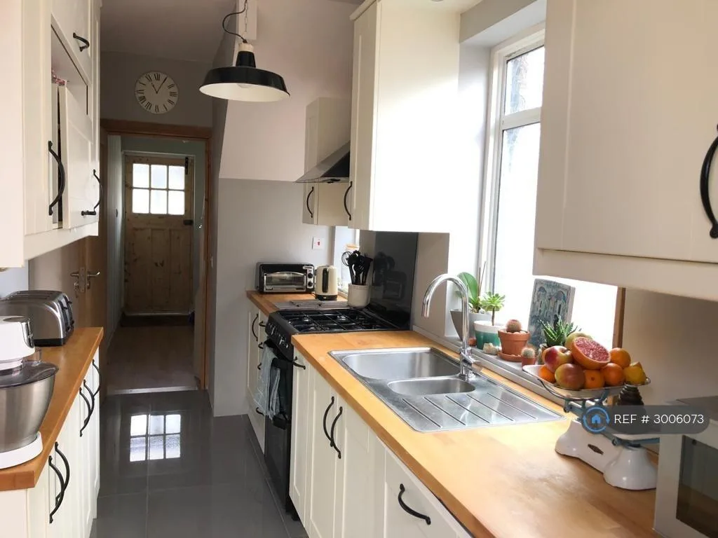3 bedroom semi-detached house for rent