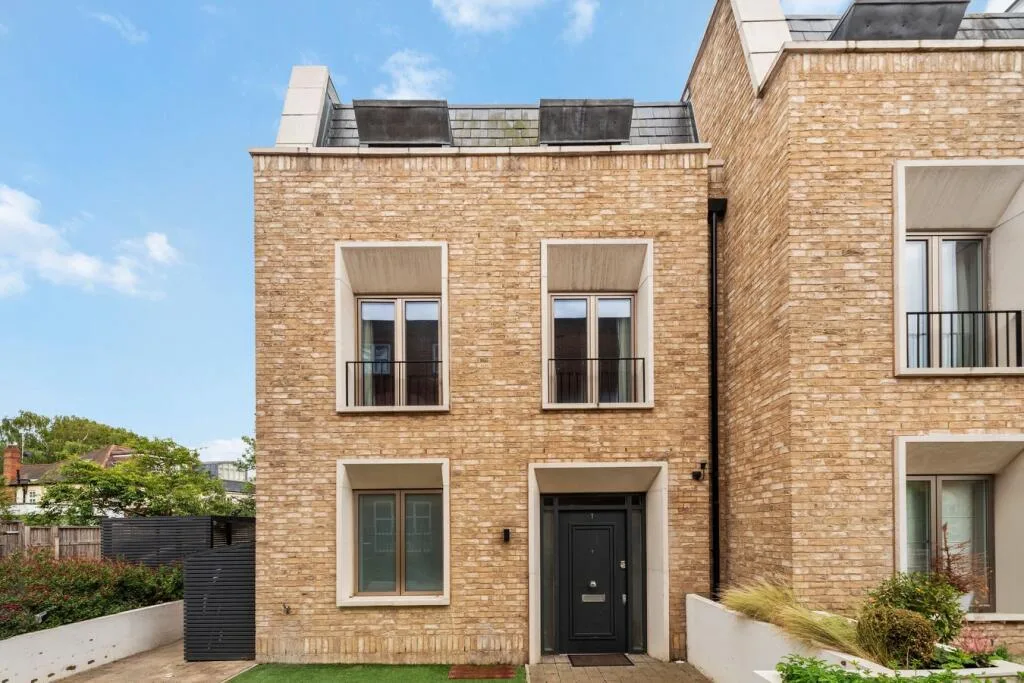 4 bedroom end of terrace house for rent