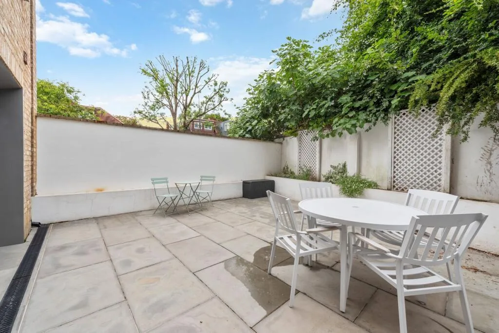 4 bedroom end of terrace house for rent