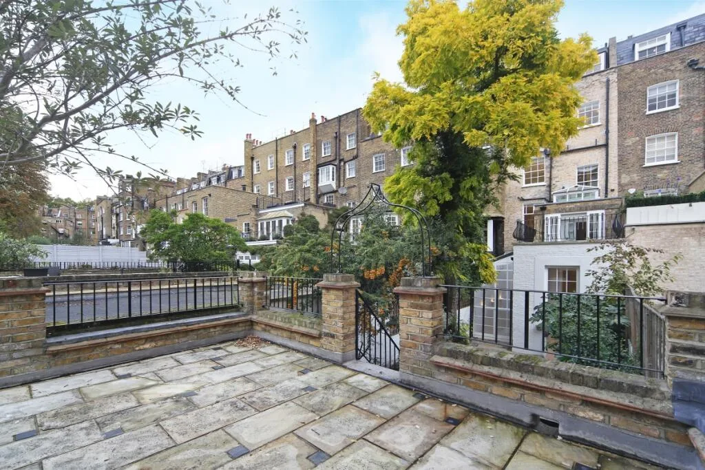 5 bedroom terraced house for rent