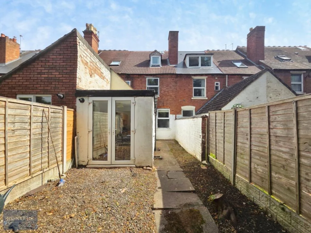 5 bedroom terraced house for rent