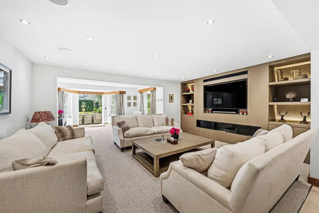 5 bedroom terraced house for rent