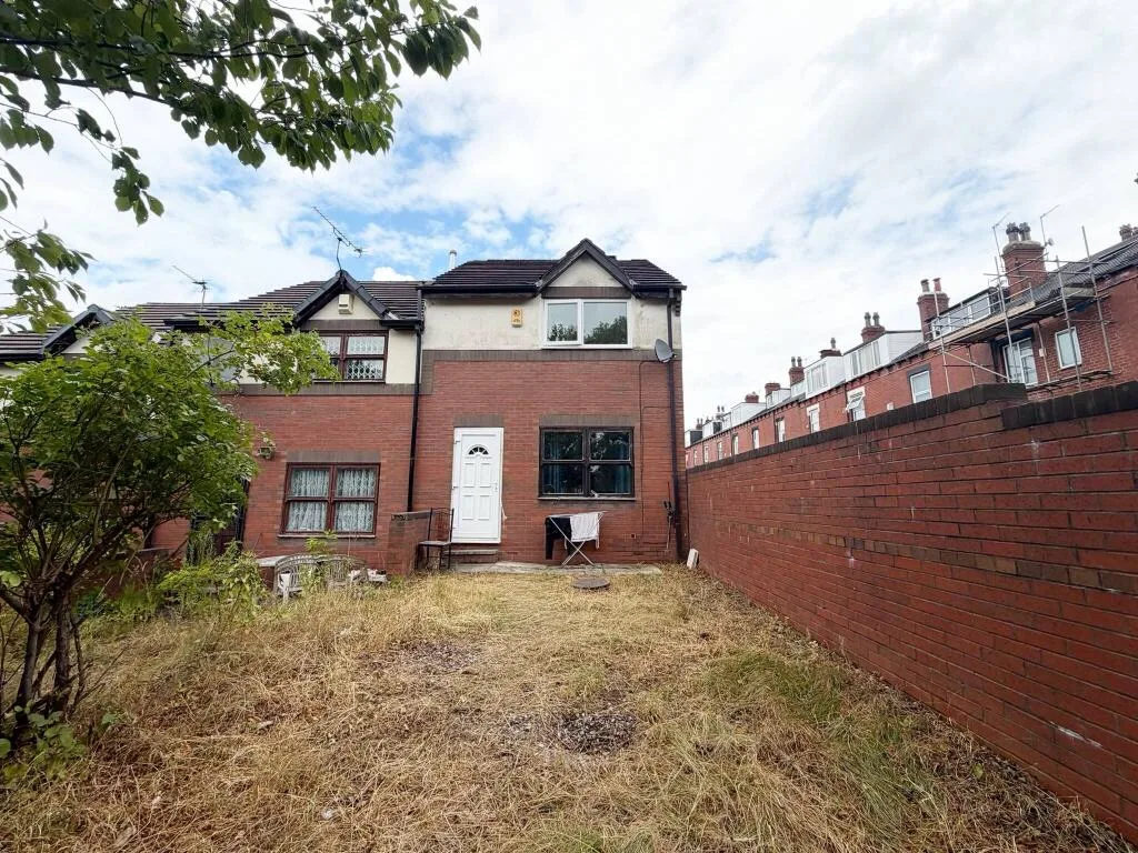 3 bedroom end of terrace house for rent