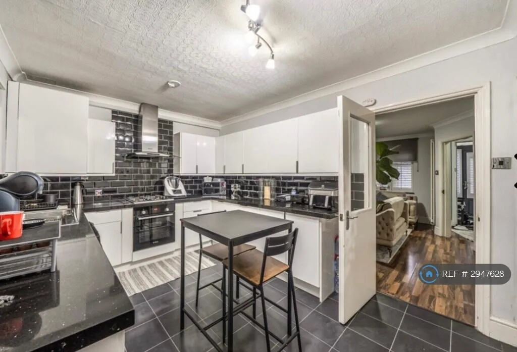 3 bedroom end of terrace house for rent