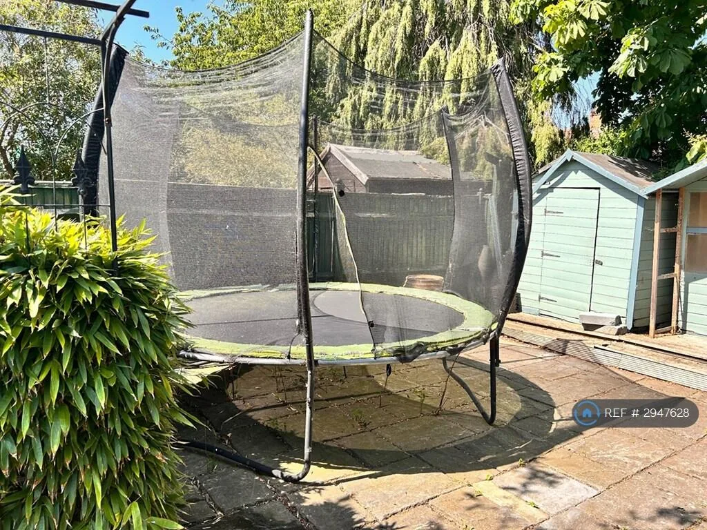 3 bedroom end of terrace house for rent