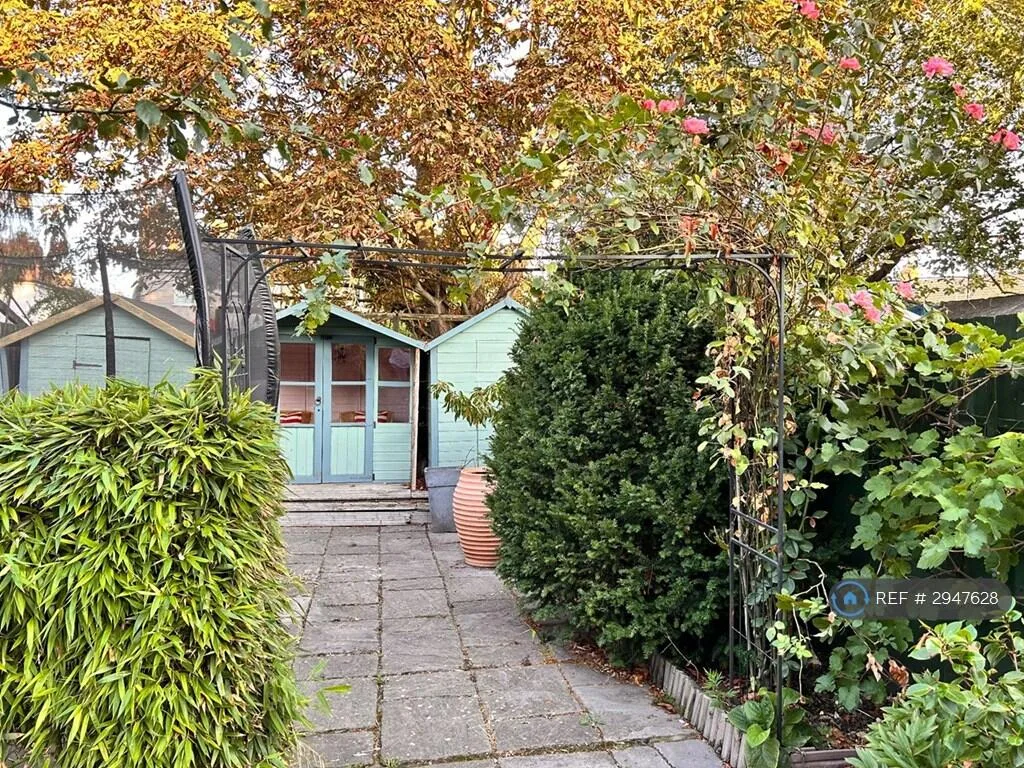 3 bedroom end of terrace house for rent