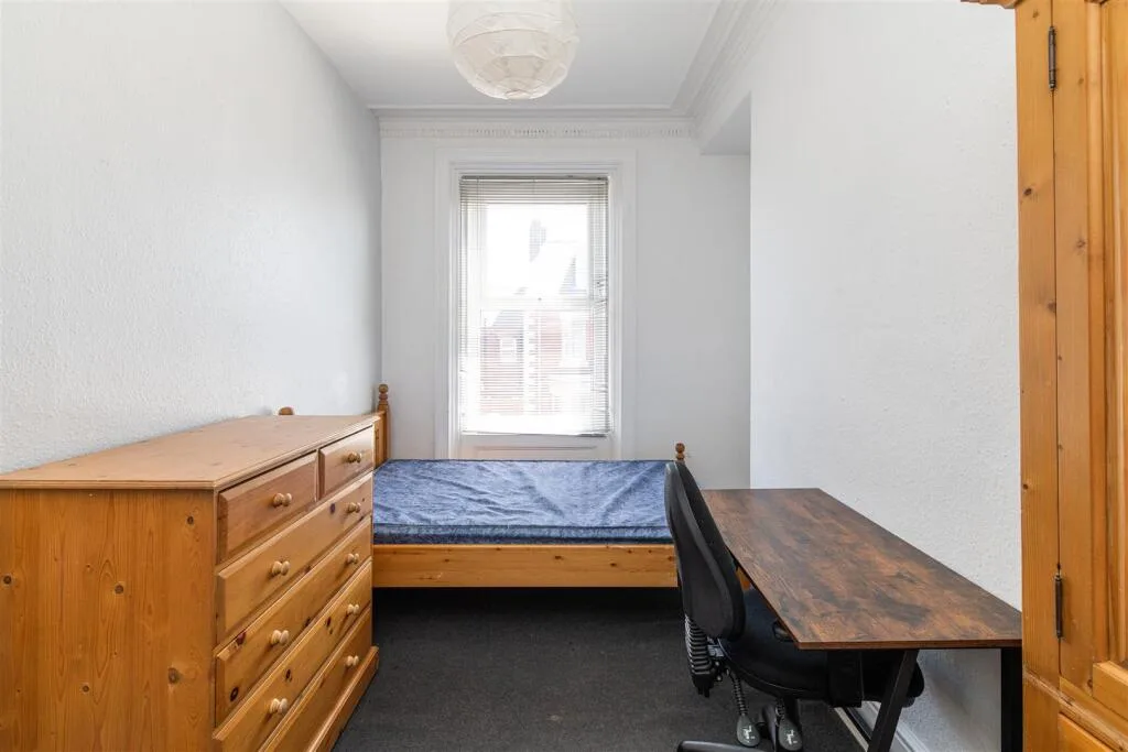 5 bedroom terraced house for rent