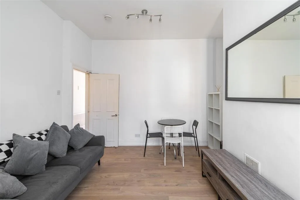 5 bedroom terraced house for rent
