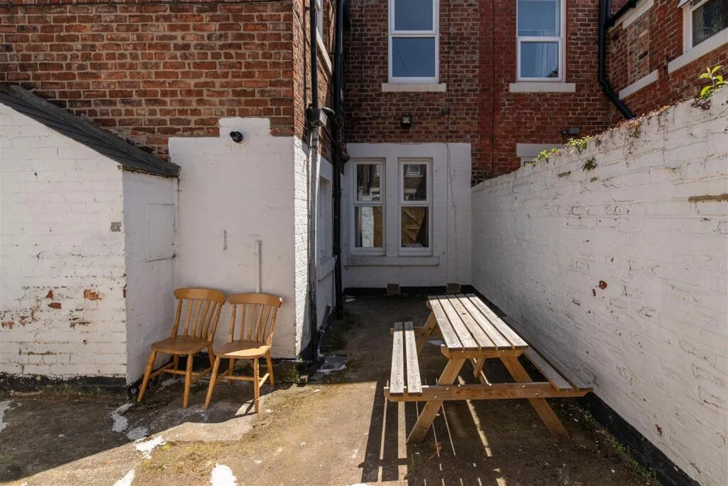 5 bedroom terraced house for rent