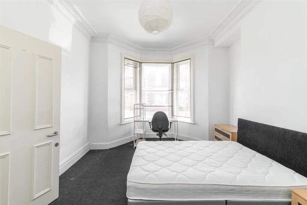 5 bedroom terraced house for rent