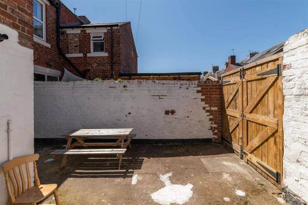 5 bedroom terraced house for rent